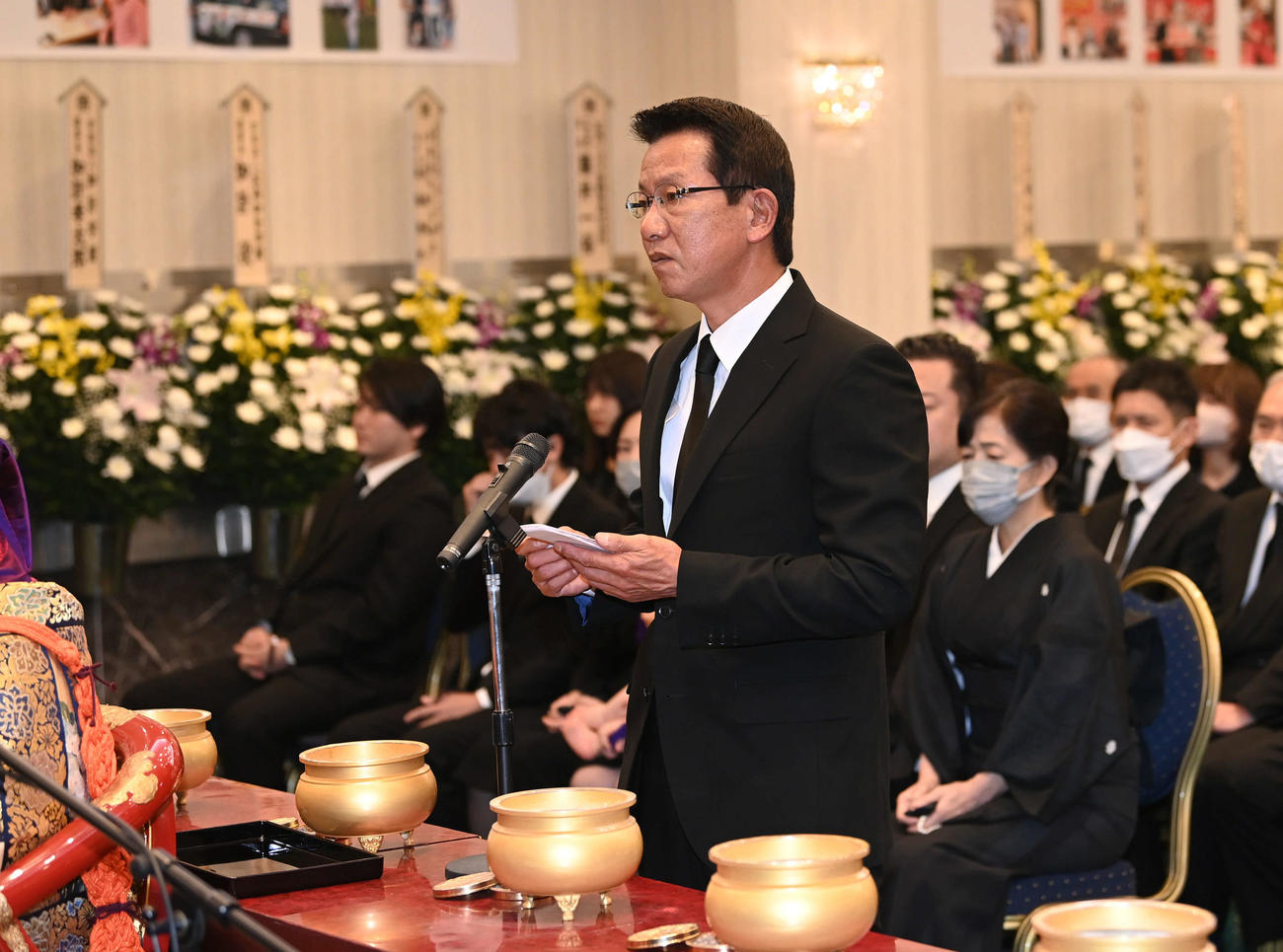 北別府学氏告別式　声を詰まらせながら弔辞を読み上げる大野豊氏