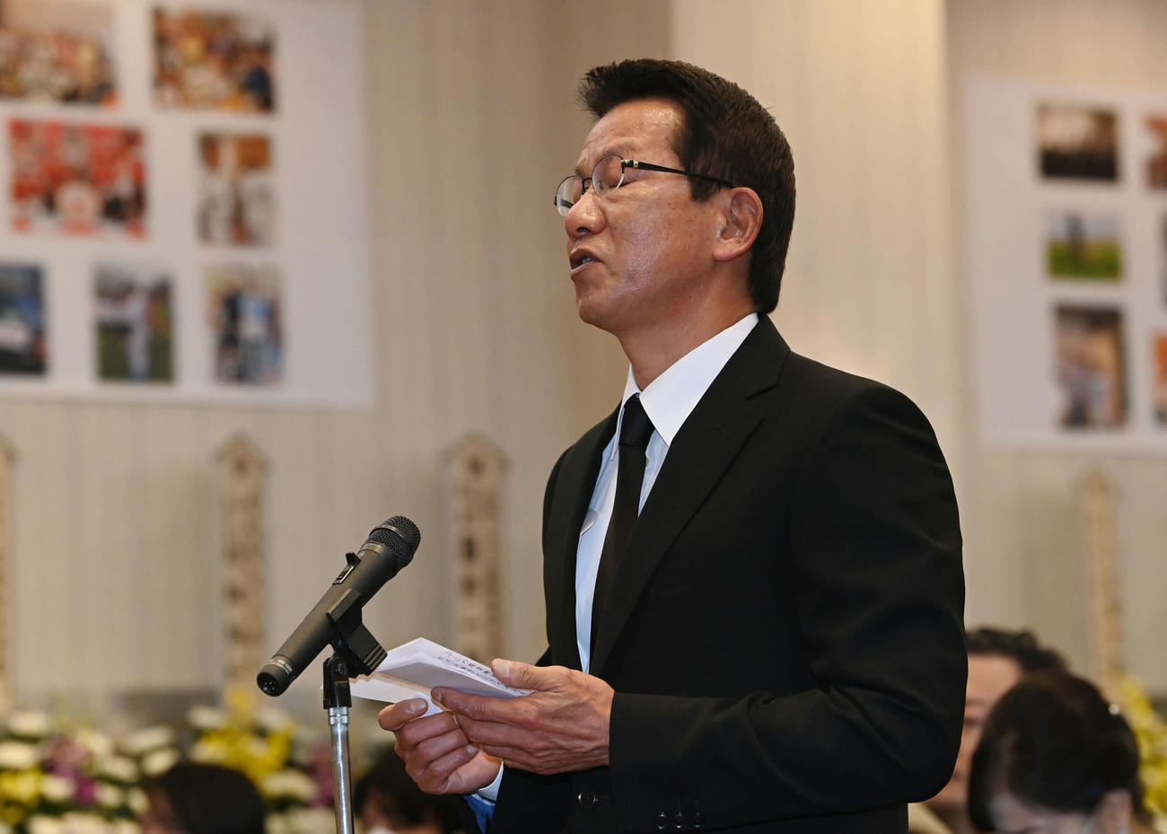 北別府学氏告別式　声を詰まらせながら弔辞を読み上げる大野豊氏