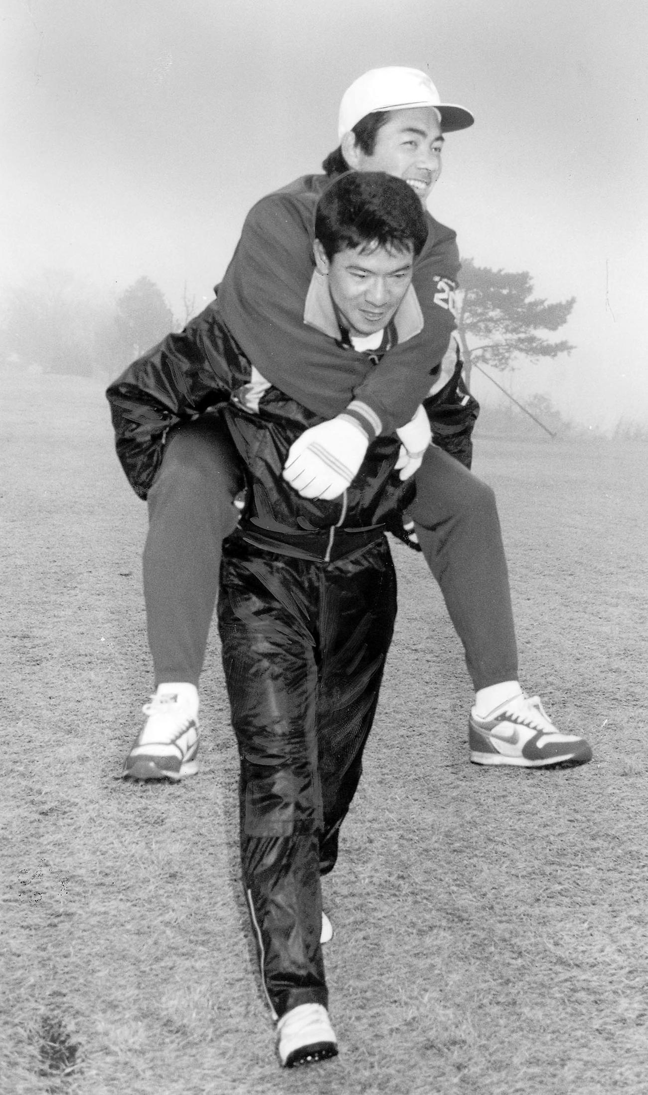 自主トレで北別府学を背負いトレーニングする大野豊（1991年1月撮影）
