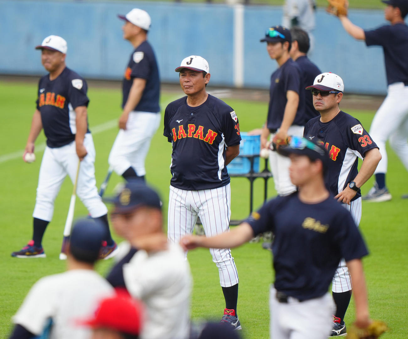 侍ジャパン大学日本代表選考合宿の最終日、練習を見つめる大久保監督（中央）（撮影・江口和貴）