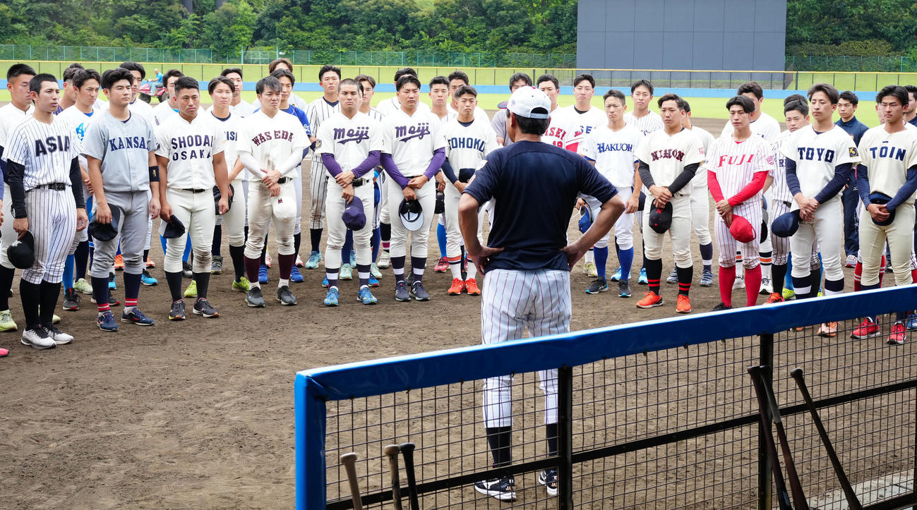 侍ジャパン大学日本代表選考合宿終了後、大久保監督（手前）の話を聞く選手たち（撮影・江口和貴）