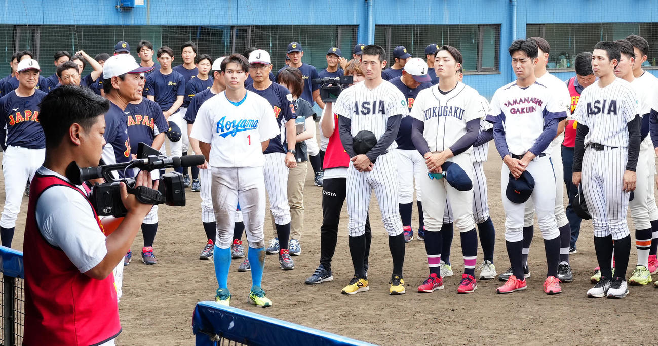 侍ジャパン大学日本代表選考合宿終了後、大久保監督（左から2人目）の話を聞く青学大・中島（同3人目）ら選手たち（撮影・江口和貴）