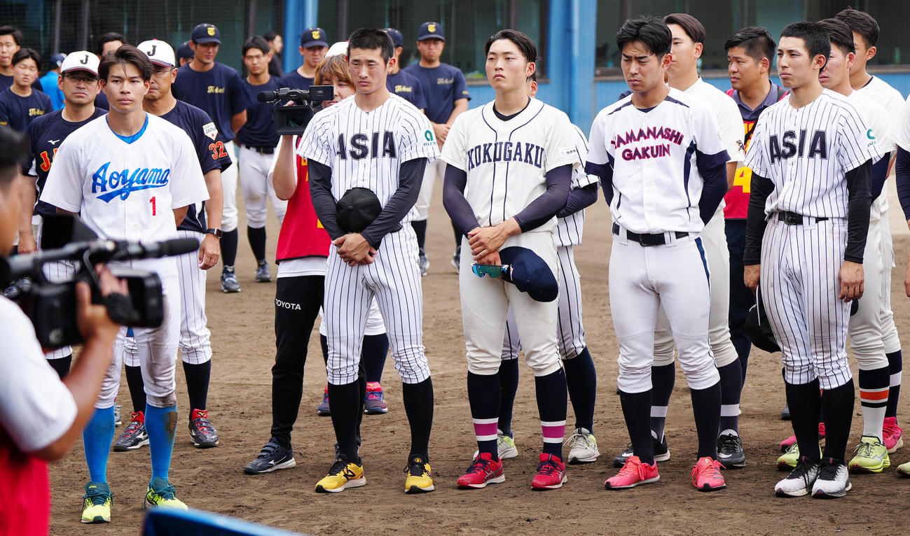 侍ジャパン大学日本代表選考合宿終了後、大久保監督の話を聞く青学大・中島（左端）ら選手たち（撮影・江口和貴）
