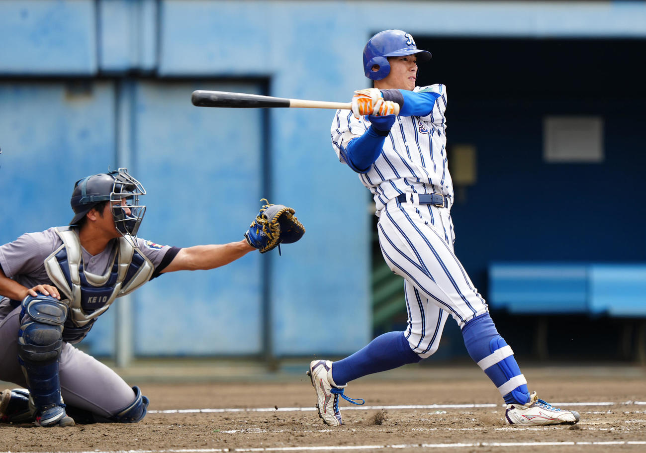 紅白戦　3回表白組1死、ソロ本塁打を放つ立正大・飯山（撮影・江口和貴）