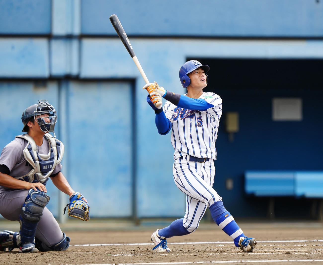 紅白戦　3回表白組1死、ソロ本塁打を放つ立正大・飯山（撮影・江口和貴）