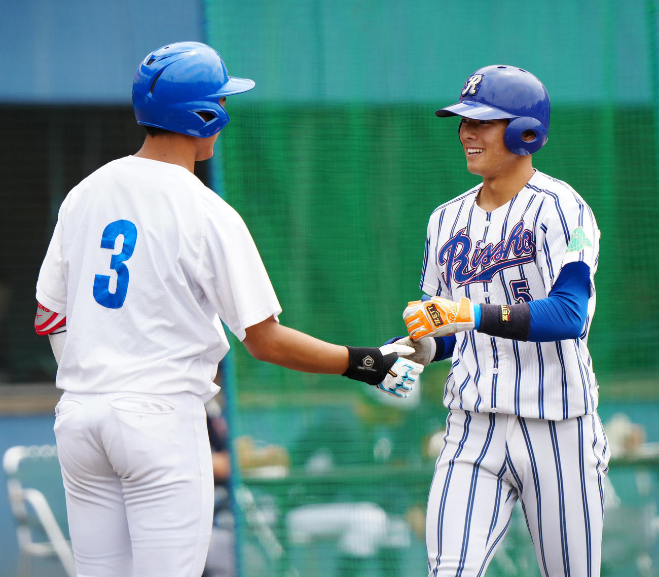 紅白戦　3回表白組1死、ソロ本塁打を放ち、青学大・西川史（左）とタッチを交わす立正大・飯山（撮影・江口和貴）