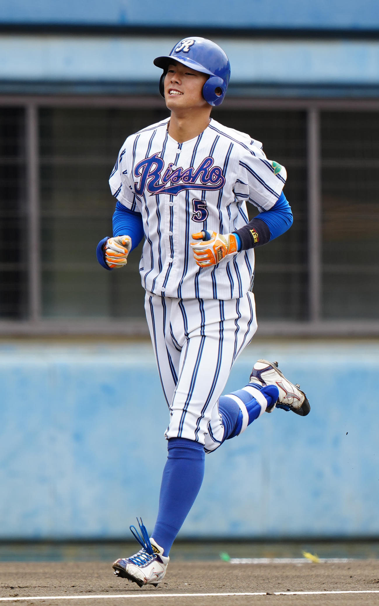紅白戦　3回表白組1死、ソロ本塁打を放った立正大・飯山（撮影・江口和貴）