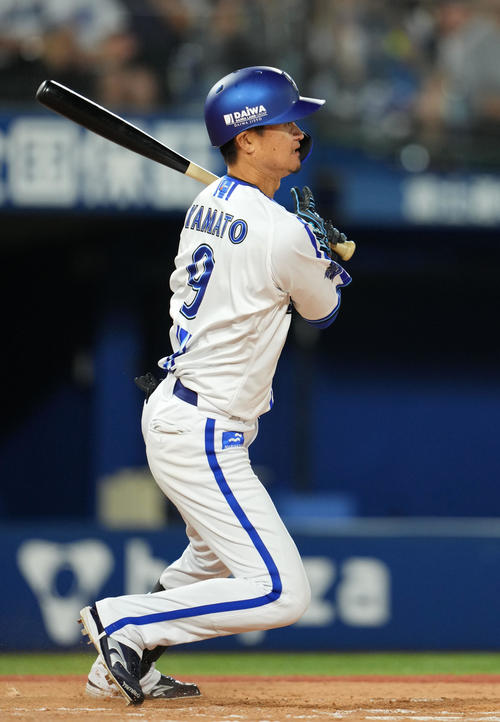 DeNA対日本ハム　6回裏DeNA2死満塁、中前適時打を放つ大和（撮影・横山健太）