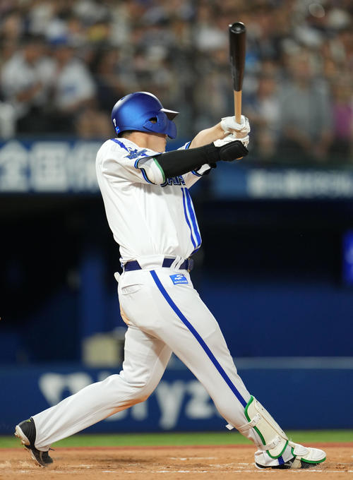 DeNA対日本ハム　7回裏DeNA無死満塁、中前2点適時打を放つ佐野（撮影・横山健太）