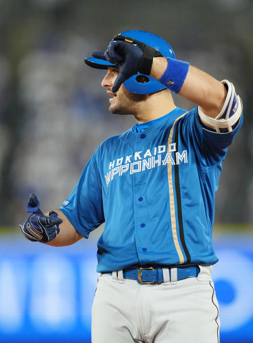 DeNA対日本ハム　8回表日本ハム無死満塁、右中間へ2点適時打を放ちポーズを決めるマルティネス（撮影・横山健太）