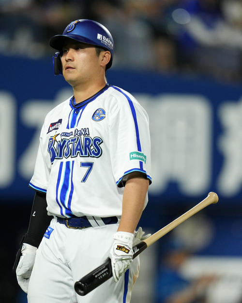 DeNA対日本ハム　8回裏DeNA2死満塁、捕邪飛に倒れる佐野（撮影・横山健太）