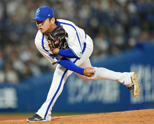 DeNA対日本ハム　10回表から登板したDeNA山崎（撮影・横山健太）