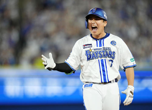 DeNA対日本ハム　7回裏DeNA無死満塁、中前2点適時打を放ち雄たけびを上げる佐野（撮影・横山健太）