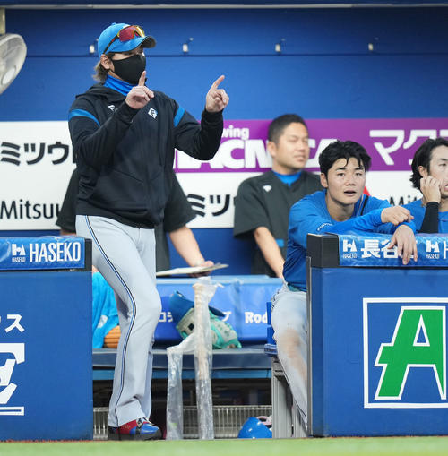 DeNA対日本ハム　4回表日本ハム1死、リプレー検証を要求する日本ハム新庄監督（左）（撮影・横山健太）