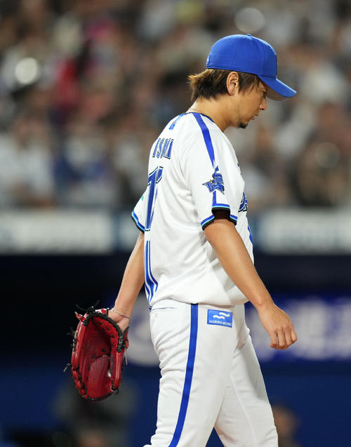 DeNA対日本ハム　5回表日本ハム無死一、二塁、上原健太に左前打を浴び肩を落とす三嶋（撮影・横山健太）