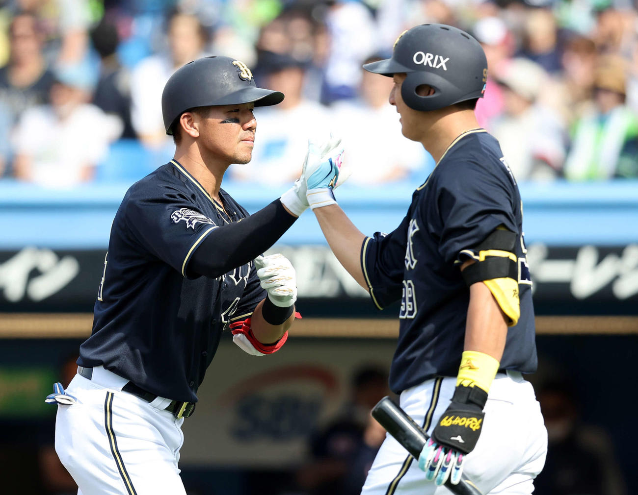6月18日ヤクルト戦、頓宮（左）は左中間ソロ本塁打を放ち杉本とタッチ