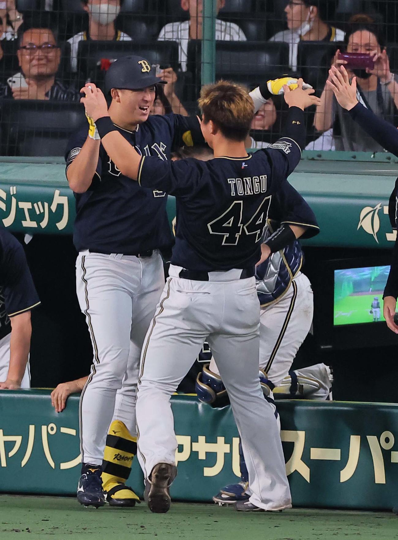 6月15日、左越えに勝ち越しソロ本塁打を放ち、頓宮裕真と喜び合う杉本裕太郎（左）