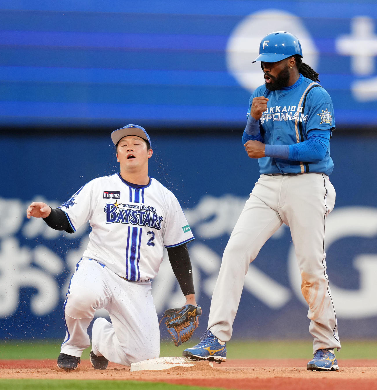 DeNA対日本ハム　2回表日本ハム1死一塁、二盗を決めガッツポーズするハンソン。左は牧（撮影・横山健太）