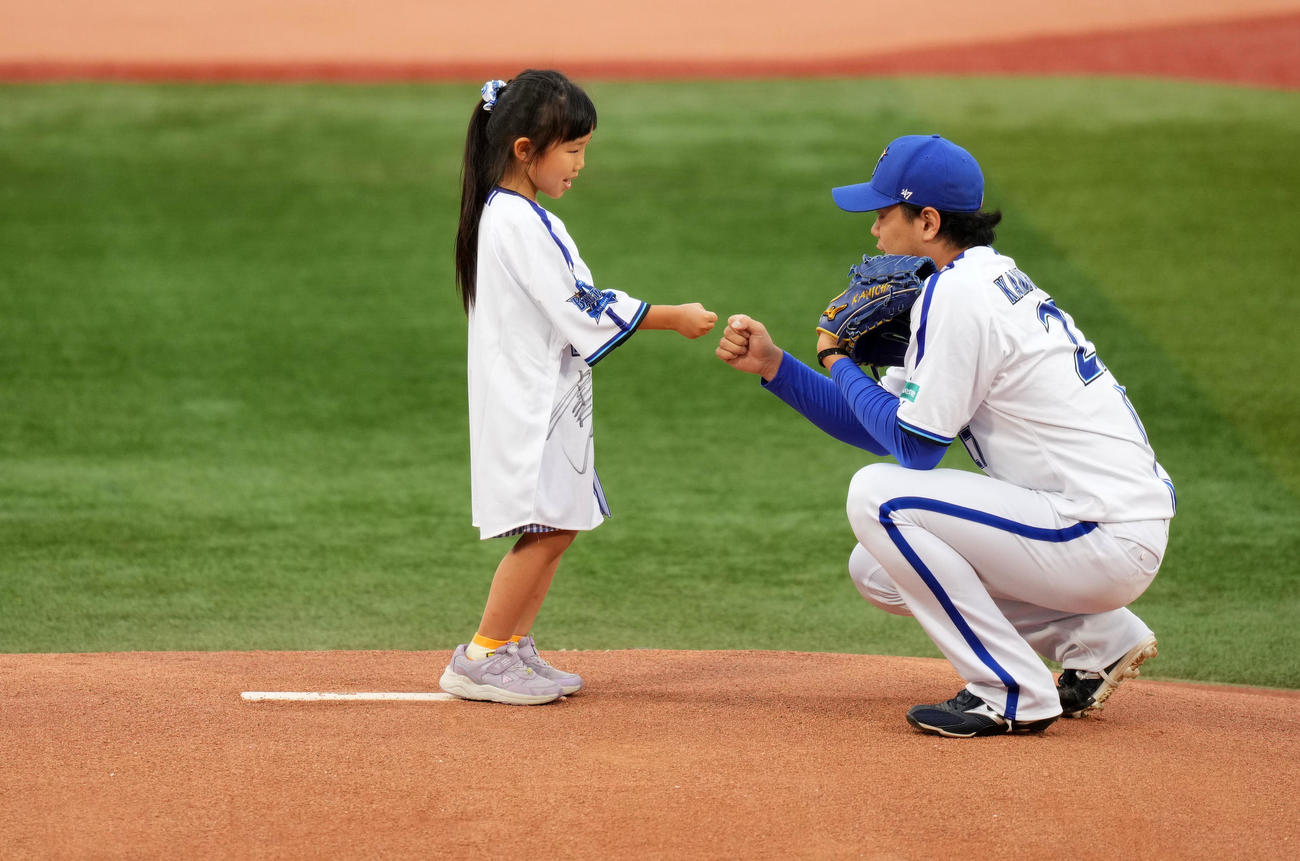 DeNA対日本ハム　試合開始前、子供とタッチを交わす力投するDeNA上茶谷（右）（撮影・横山健太）