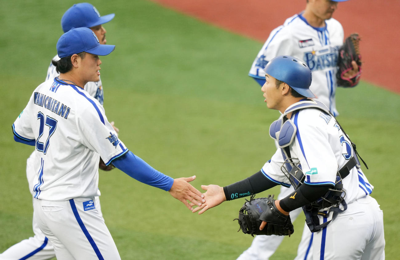 DeNA対日本ハム　1回表を無失点に抑えタッチを交わすDeNA上茶谷（左）と山本（撮影・横山健太）