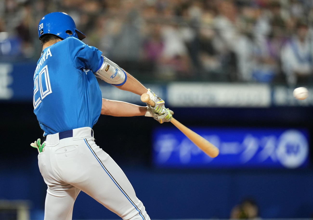 DeNA対日本ハム　5回表日本ハム無死一、二塁、左前打を放つ上原（撮影・横山健太）