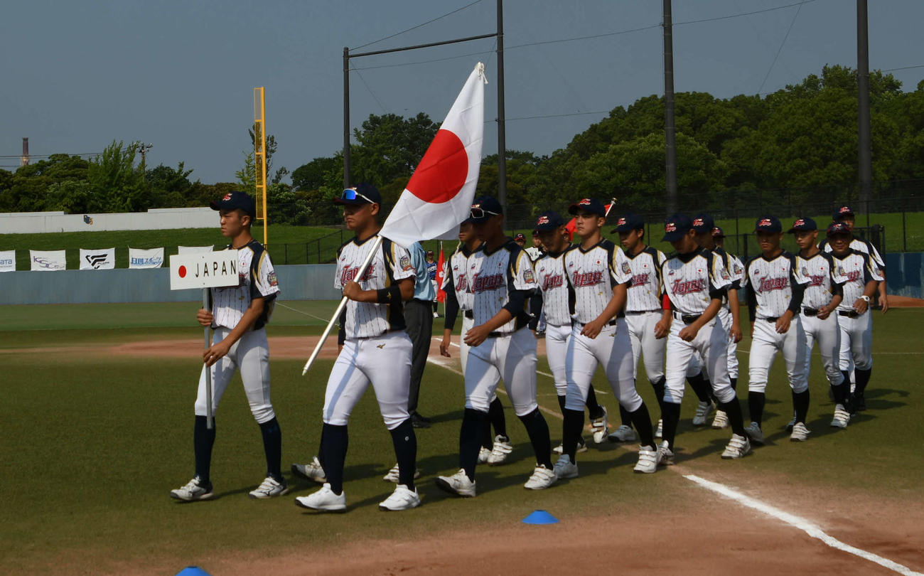 入場行進する日本チーム