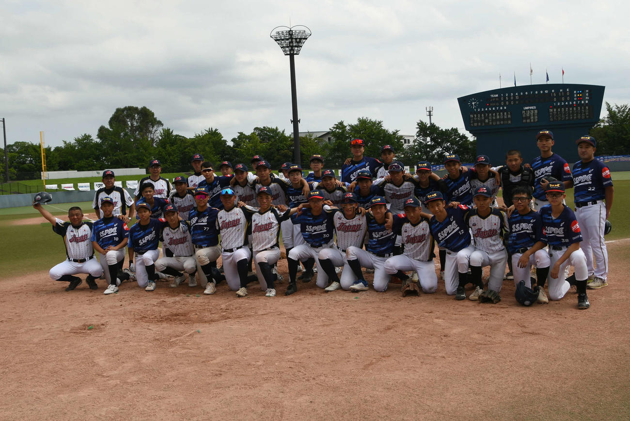 日本と香港チームは試合後に肩を組み健闘をたたえ合った