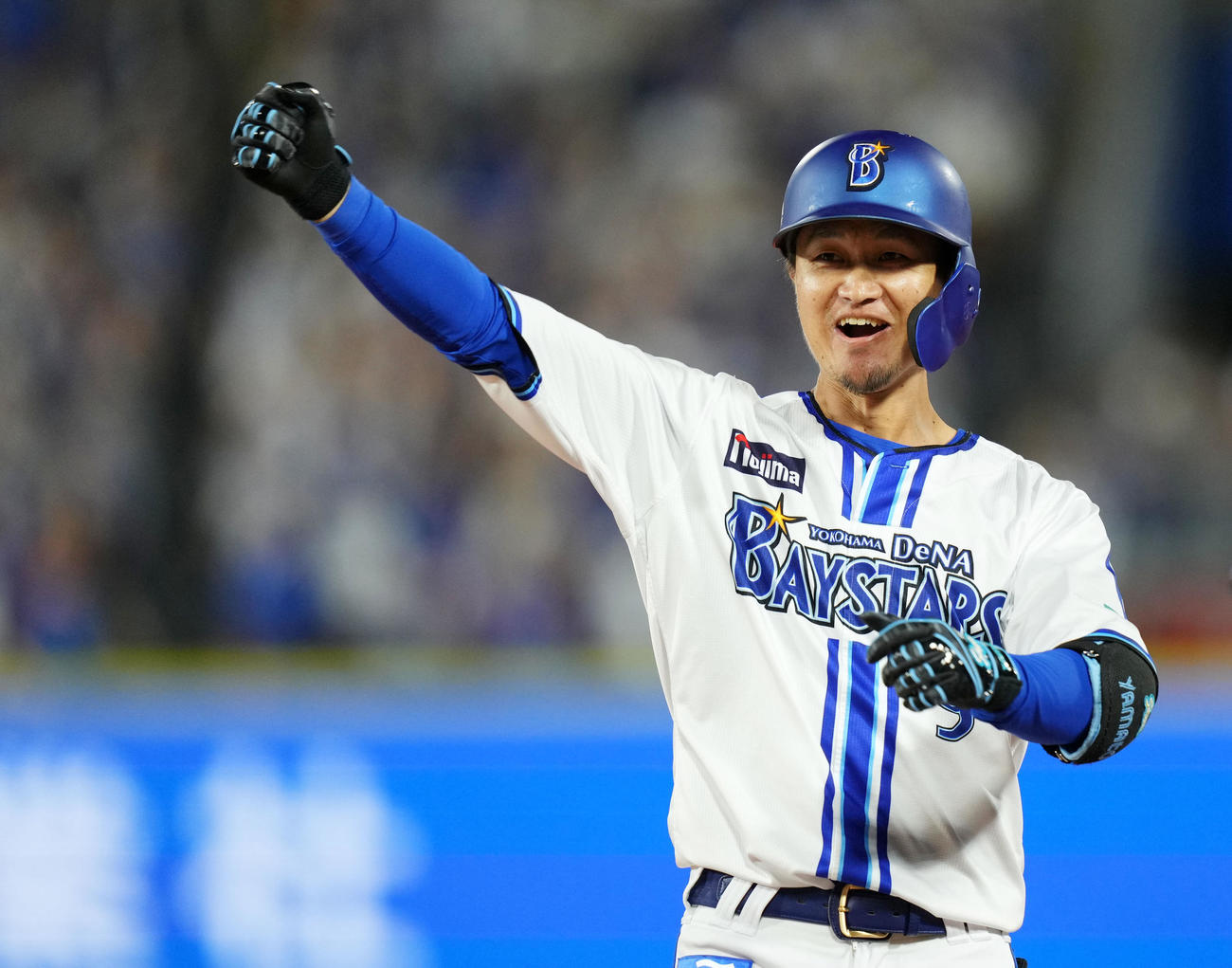 DeNA対日本ハム　6回裏DeNA2死満塁、中前適時打を放ちガッツポーズをする大和（撮影・横山健太）