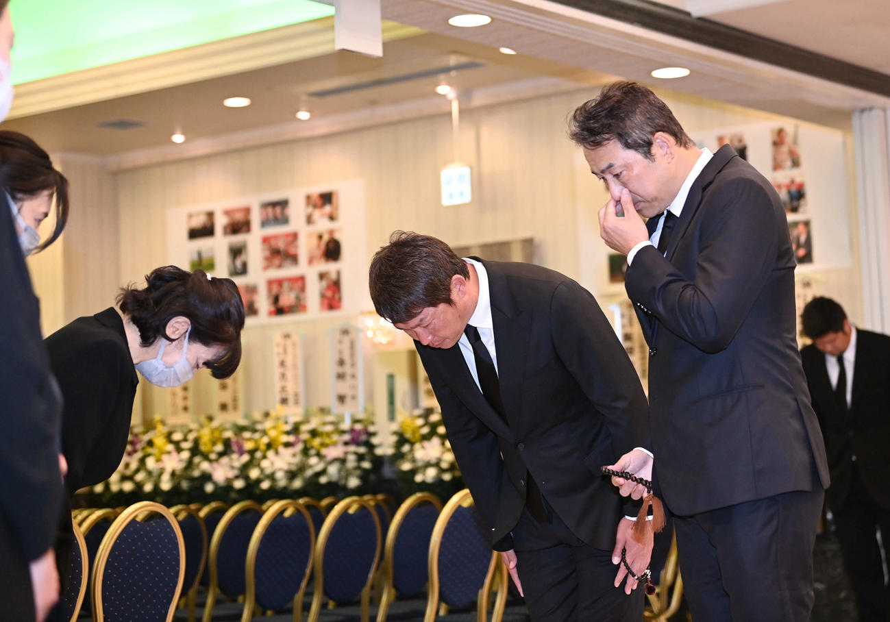 18日、北別府学さんの通夜で遺族にあいさつする広島新井監督（右から2人目）と黒田球団アドバイザー（右）