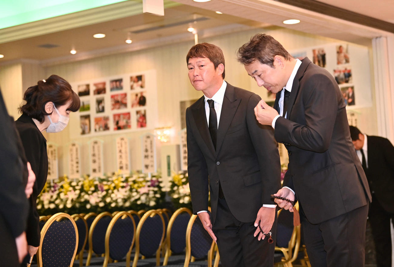 北別府学氏の通夜で遺族にあいさつする広島新井監督（右から2人目）と黒田球団アドバイザー（右）