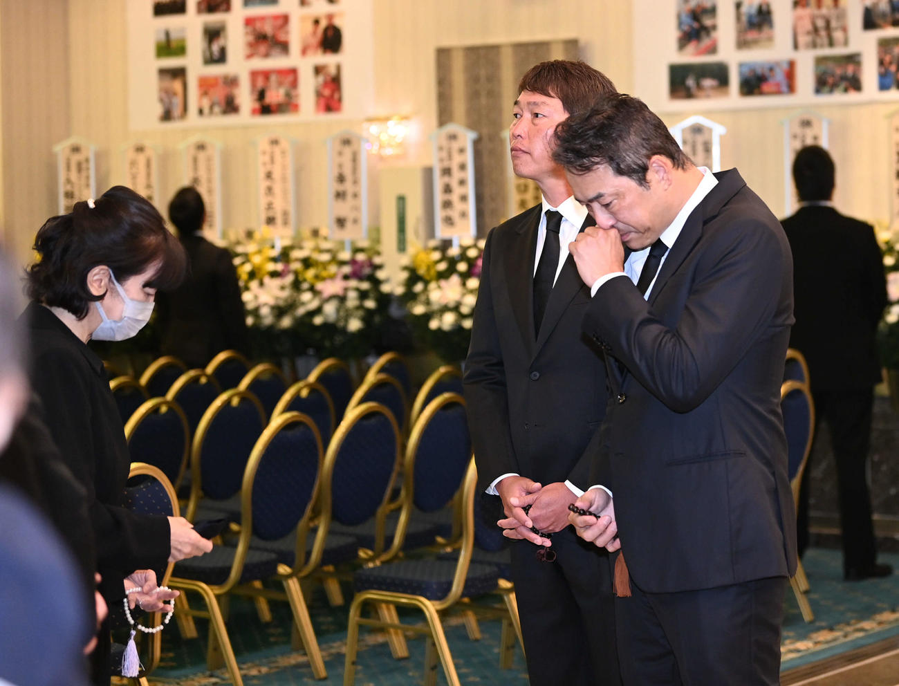 北別府学氏の通夜で遺族にあいさつする広島新井監督（右から2人目）と黒田球団アドバイザー（右）