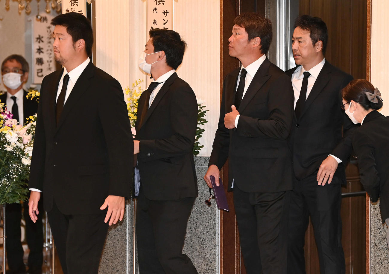 北別府学氏の通夜に参列する左から中崎、栗林、新井監督、黒田球団アドバイザー