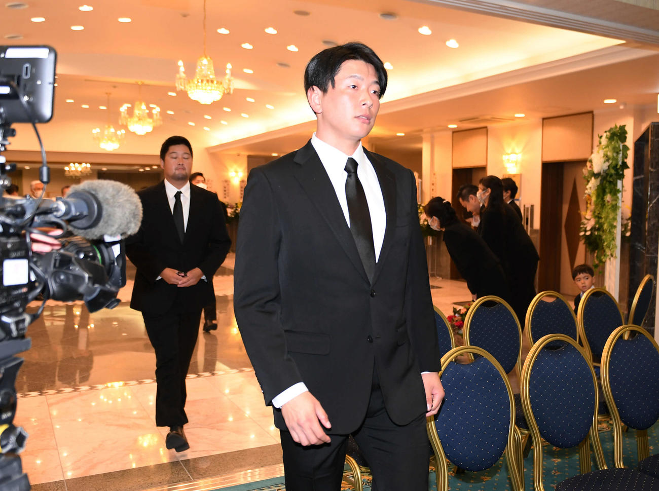 北別府学氏の通夜に参列する大瀬良。左は中崎