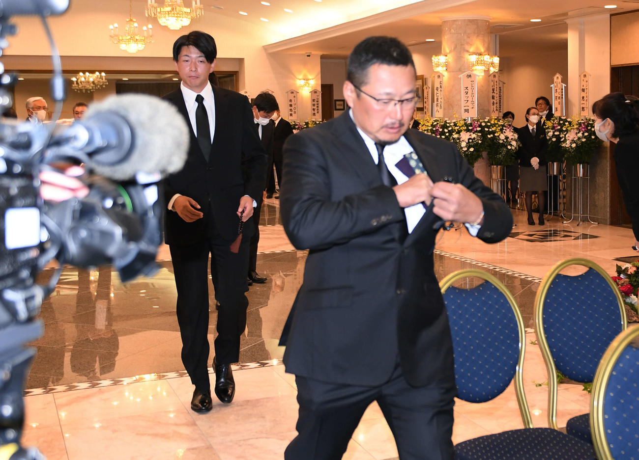 北別府学氏の通夜に参列する松山。左は大瀬良