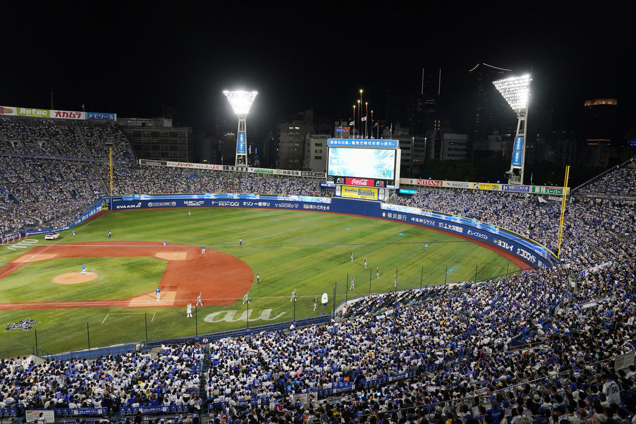 DeNA対日本ハム　7回裏開始前、盛り上がる満員の横浜スタジアム（撮影・横山健太）