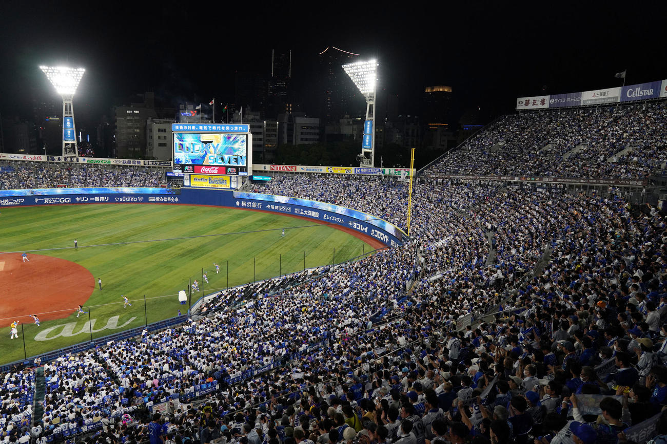 DeNA対日本ハム　7回裏開始前、盛り上がる満員の横浜スタジアム（撮影・横山健太）