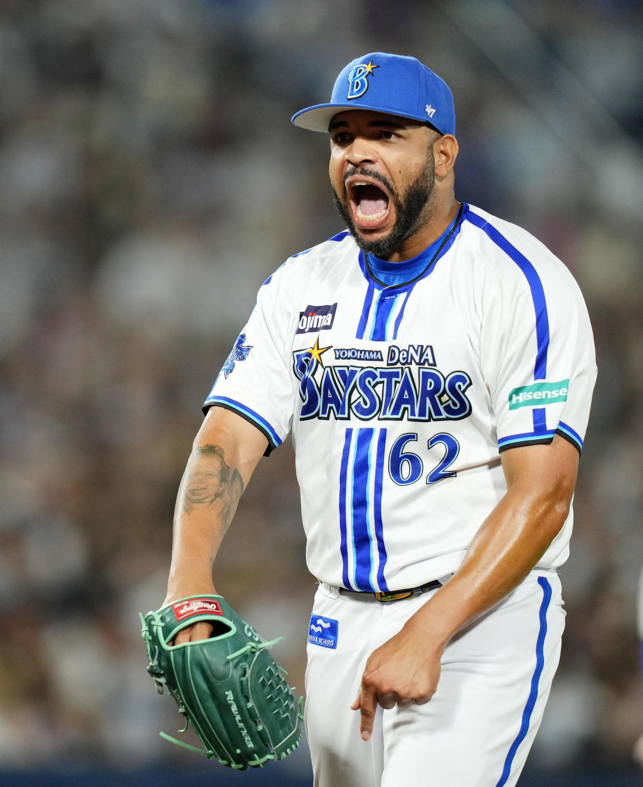 DeNA対日本ハム　8回表日本ハム2死一、三塁、細川を三振に仕留め雄たけびを上げるエスコバー（撮影・横山健太）
