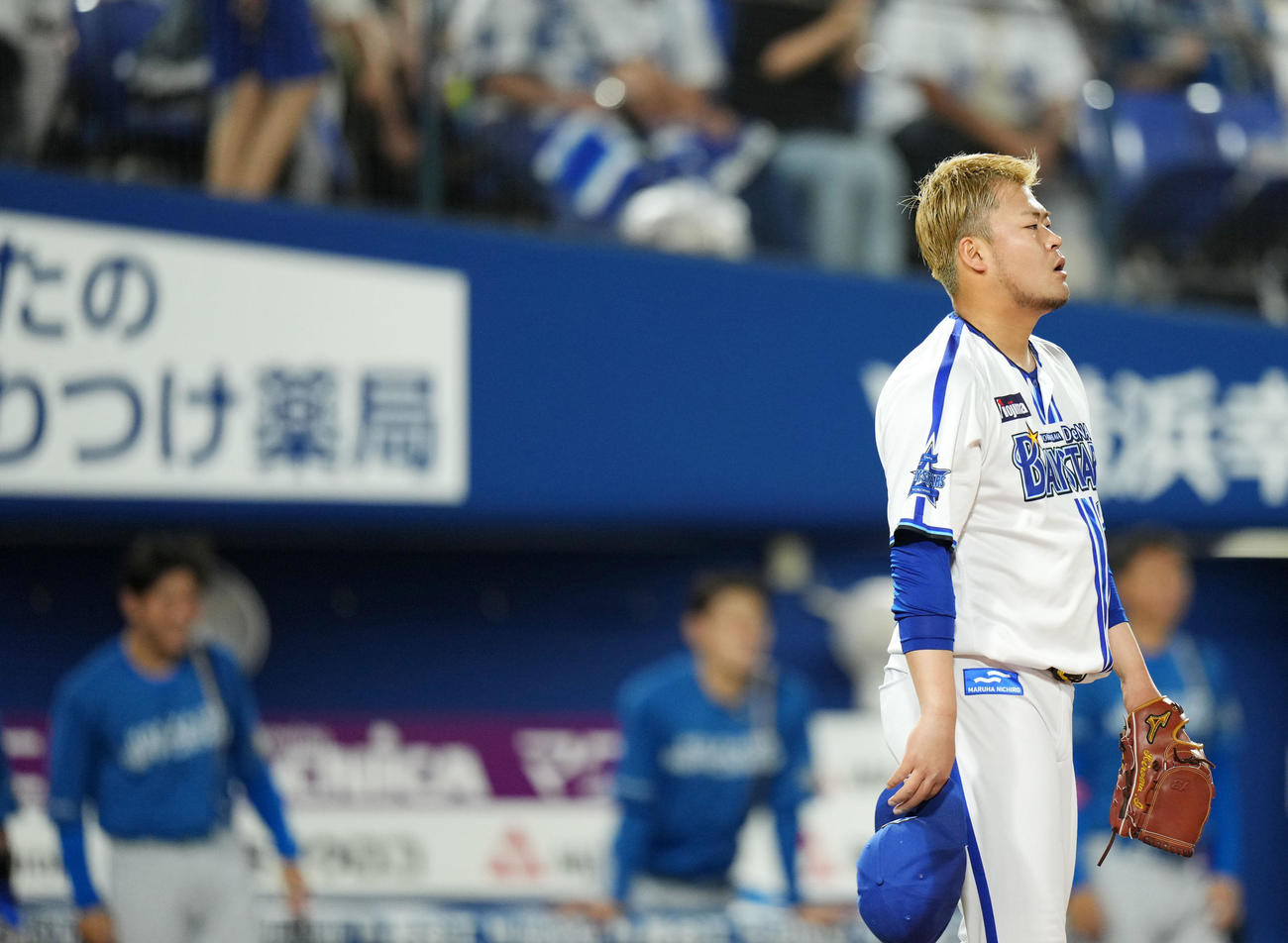 DeNA対日本ハム　8回表日本ハム無死満塁、マルティネスに右中間へ2点適時打を浴び肩を落とす伊勢（撮影・横山健太）