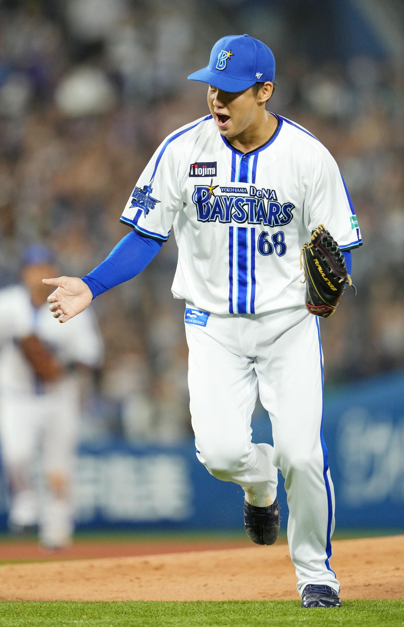 DeNA対日本ハム　5回表日本ハム2死二、三塁、松本剛を三振に仕留めほえる森原（撮影・横山健太）