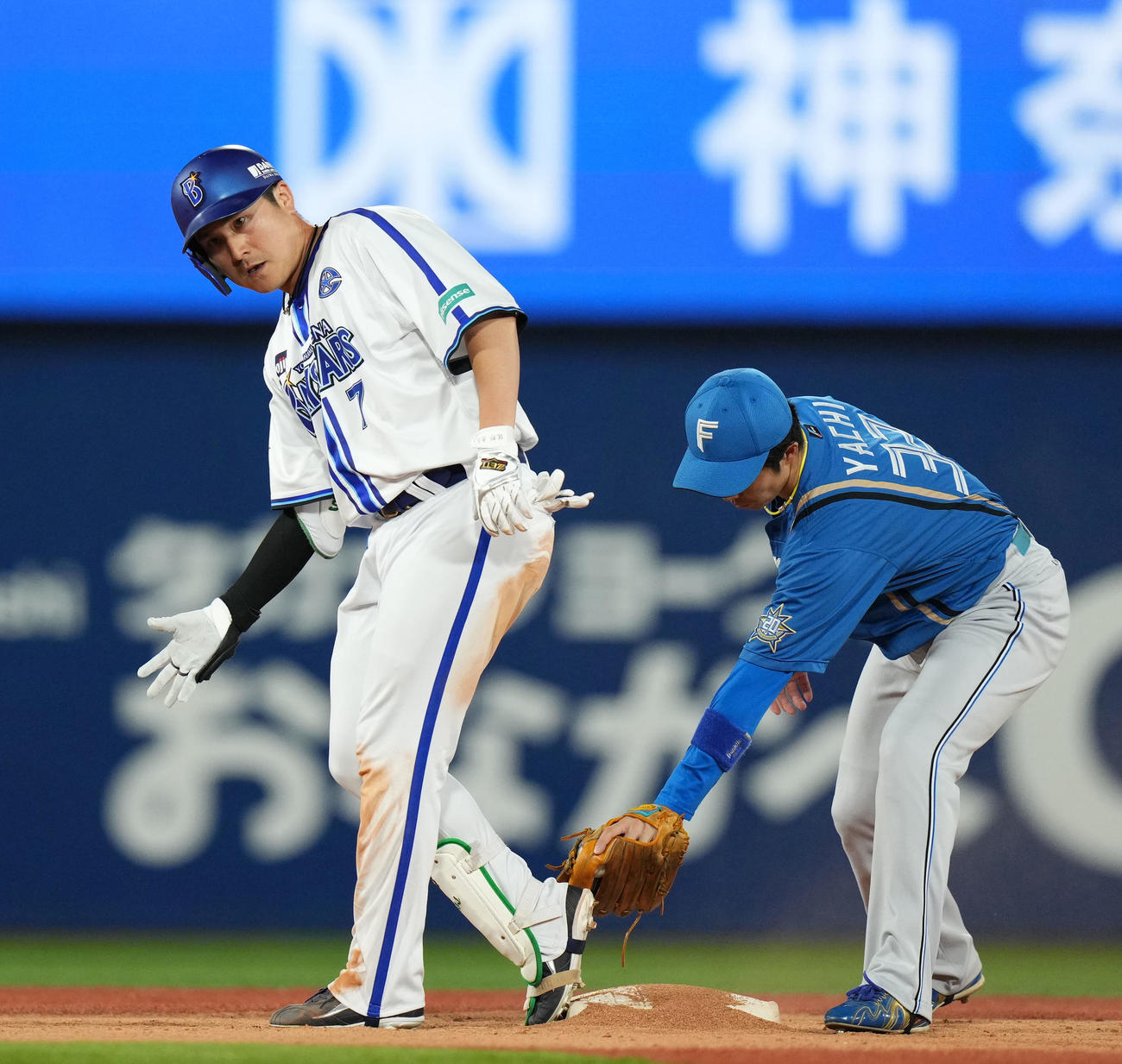 DeNA対日本ハム　6回裏DeNA1死、右翼線へ二塁打を放ちポーズを決める佐野（左）（撮影・横山健太）