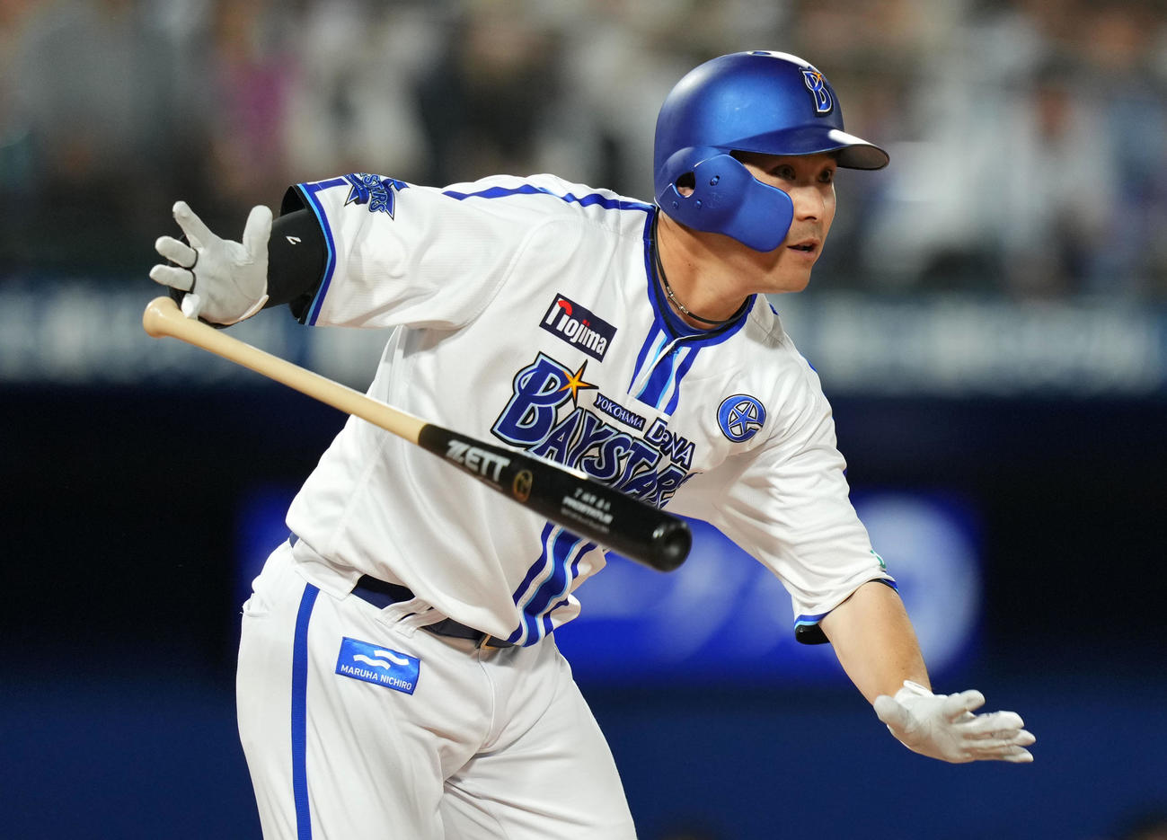 DeNA対日本ハム　6回裏DeNA1死、右翼線へ二塁打を放つ佐野（撮影・横山健太）