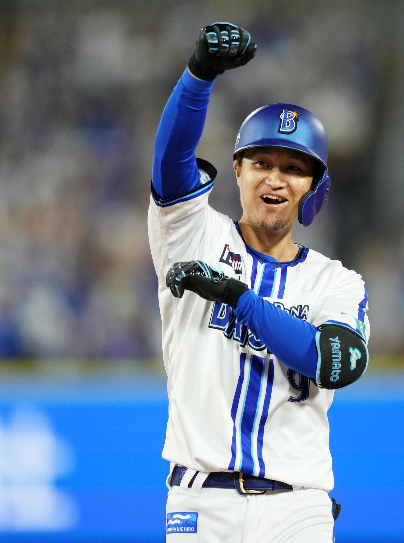DeNA対日本ハム　6回裏DeNA2死満塁、中前適時打を放ちガッツポーズをする大和（撮影・横山健太）