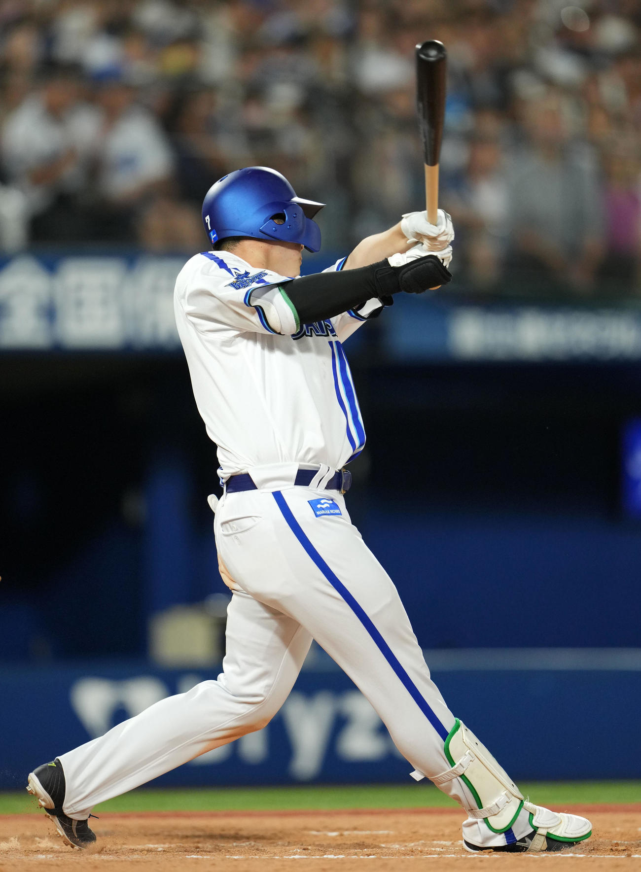 DeNA対日本ハム　7回裏DeNA無死満塁、中前2点適時打を放つ佐野（撮影・横山健太）