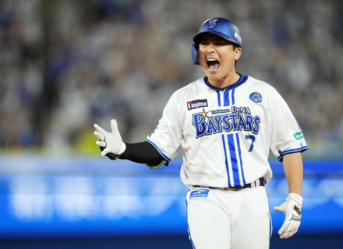 DeNA対日本ハム　7回裏DeNA無死満塁、中前2点適時打を放ち雄たけびを上げる佐野（撮影・横山健太）