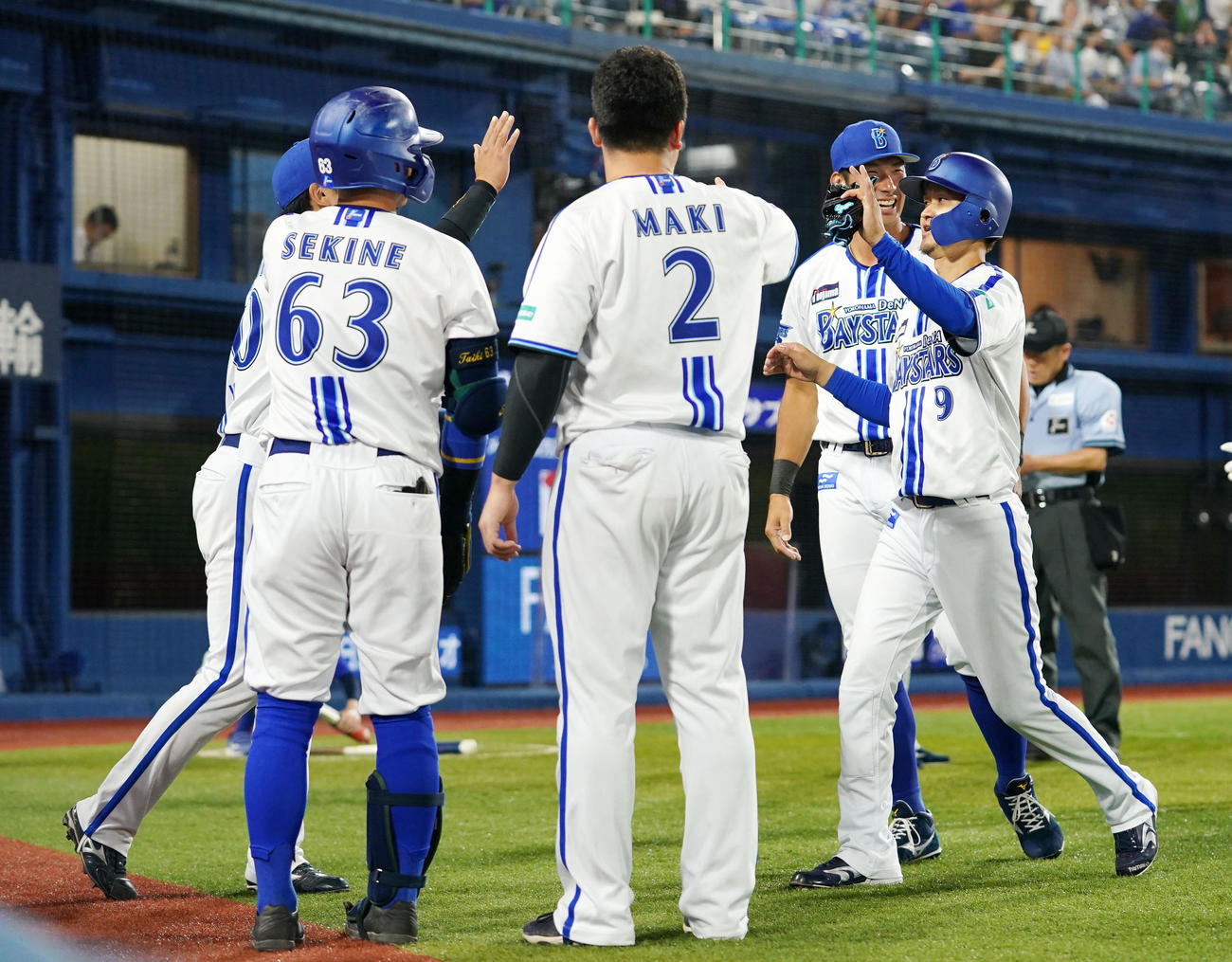 DeNA対日本ハム　6回裏終了時、ナインとタッチを交わすDeNA大和（右）（撮影・横山健太）