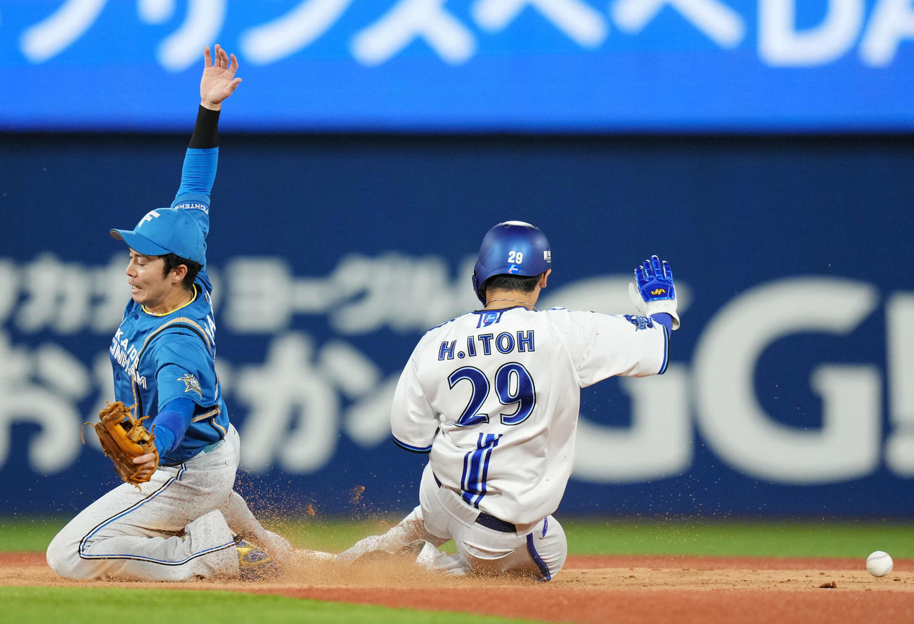DeNA対日本ハム　7回裏DeNA無死一塁、河野の暴投で三塁へ進塁する伊藤光（右）（撮影・横山健太）