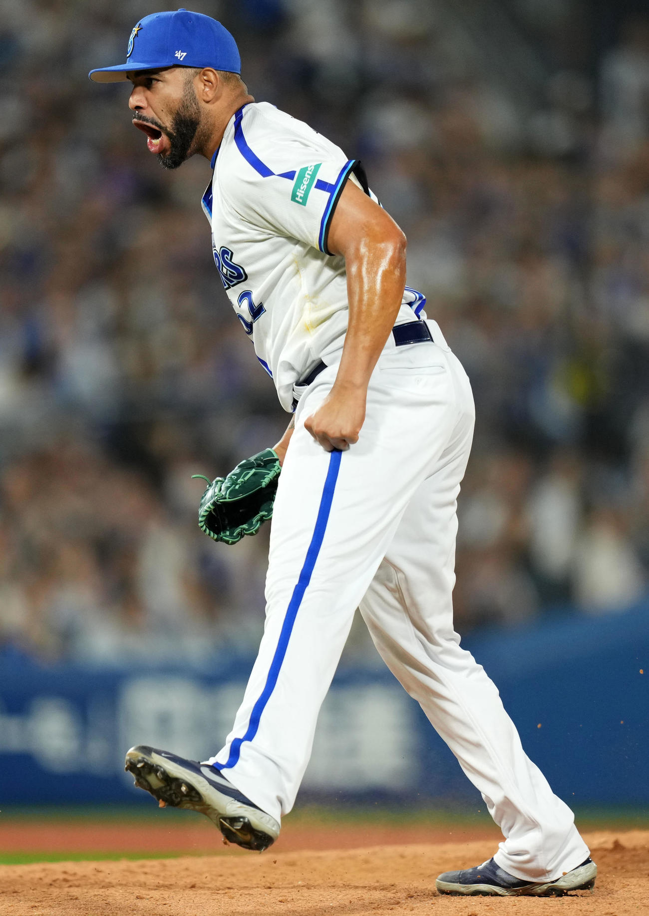 DeNA対日本ハム　8回表日本ハム2死一、三塁、細川を三振に仕留め雄たけびを上げるエスコバー（撮影・横山健太）