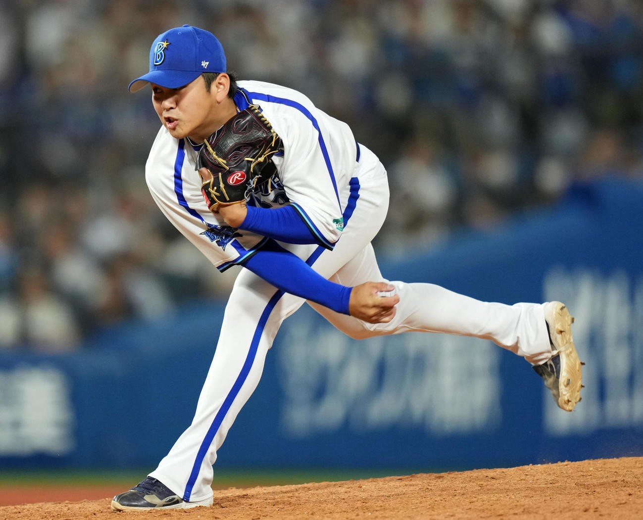 DeNA対日本ハム　10回表から登板したDeNA山崎（撮影・横山健太）