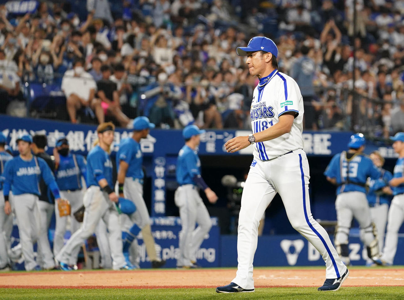DeNA対日本ハム　日本ハムに敗れ悔しげな表情で引き揚げるDeNA三浦監督（手前）（撮影・横山健太）