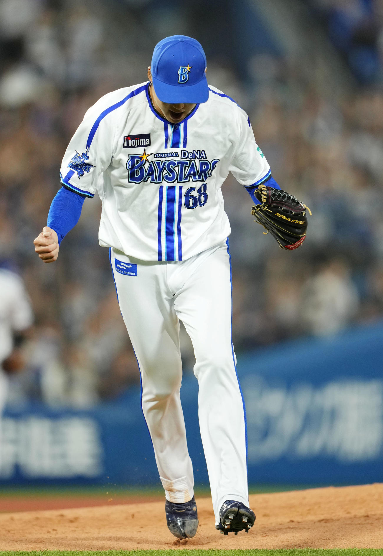 DeNA対日本ハム　5回表日本ハム2死二、三塁、松本剛を三振に仕留めほえる森原（撮影・横山健太）
